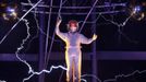 Magician David Blaine channels bolts of electricity from various tesla coils charged with one million volts of electricity during a stunt on Pier 54 in New York, October 5, 2012. Blaine hopes to stand in the same position for 72 hours. REUTERS/Andrew Burton (UNITED STATES - Tags: SOCIETY ENTERTAINMENT TPX IMAGES OF THE DAY) Published: Říj. 6, 2012, 3:42 dop.