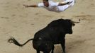 A recortador jumps over a bull during a contest at Pamplona's bullring on the third day of the San Fermin festival July 8, 2012. REUTERS/Joseba Etxaburu (SPAIN - Tags: ANIMALS SOCIETY) Published: Čec. 8, 2012, 12:51 odp.