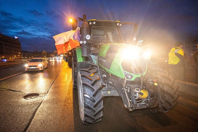 Protest části zemědělců s traktory v Praze na magistrále a před ministerstvem zemědělství, 19. 2. 2024.