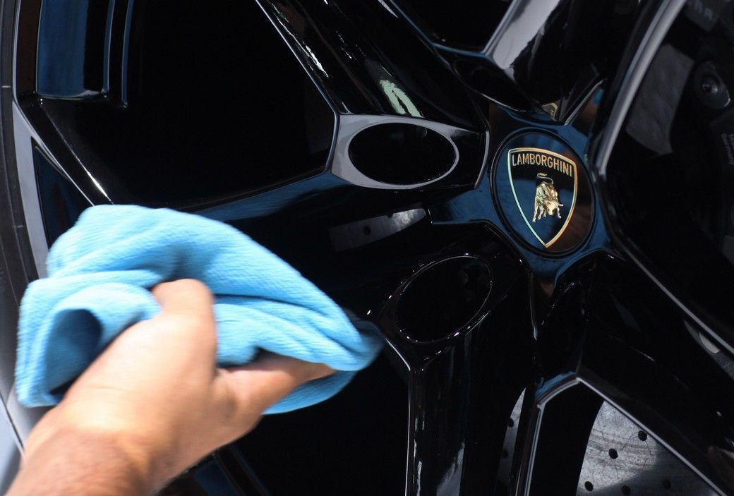 Úklid před otevřením autoshow ve Frankfurtu