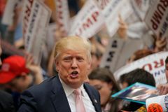 Republikáni se děsí vítězství Trumpa. Strana je rozdělena na panikáře a odevzdané fatalisty