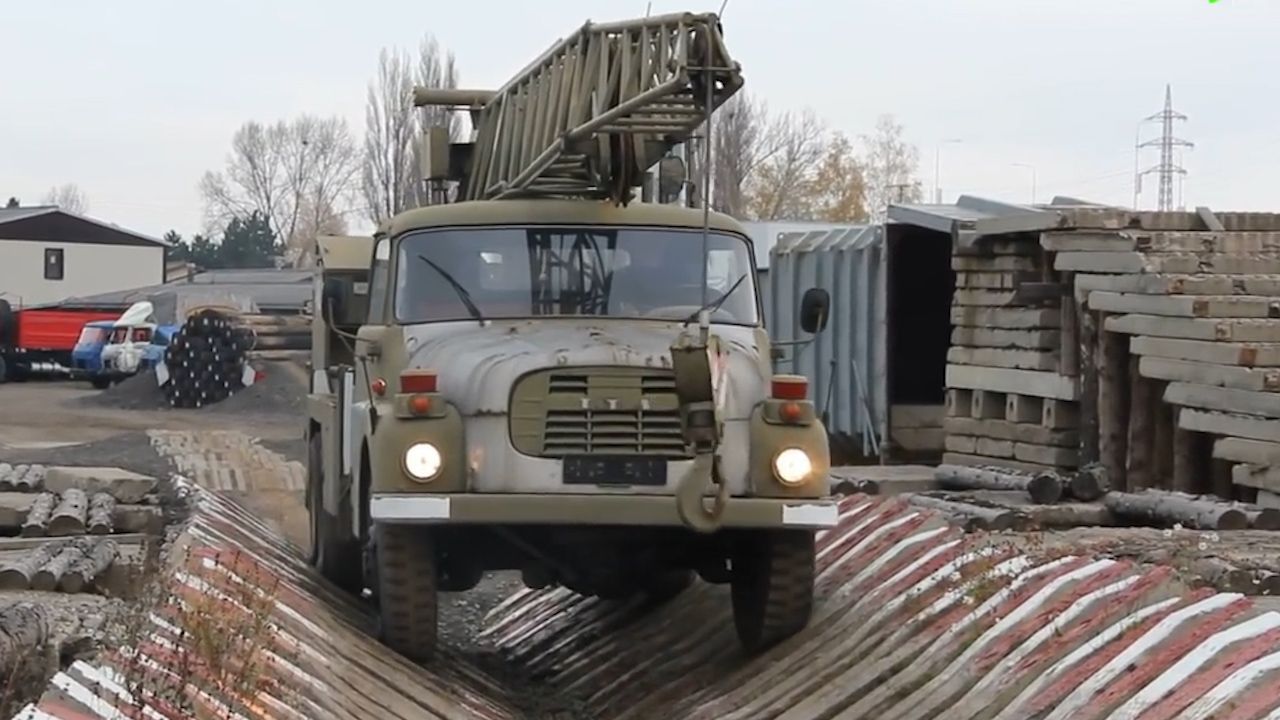 Vojenský jeřáb Tatra 148 se znovu rozjel po sedmi letech