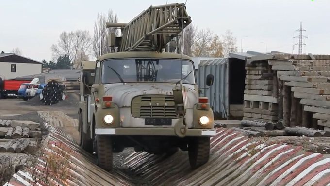Nastartoval! Vojenský jeřáb Tatra 148 se po 7 letech znovu rozjel a přejížděl překážky