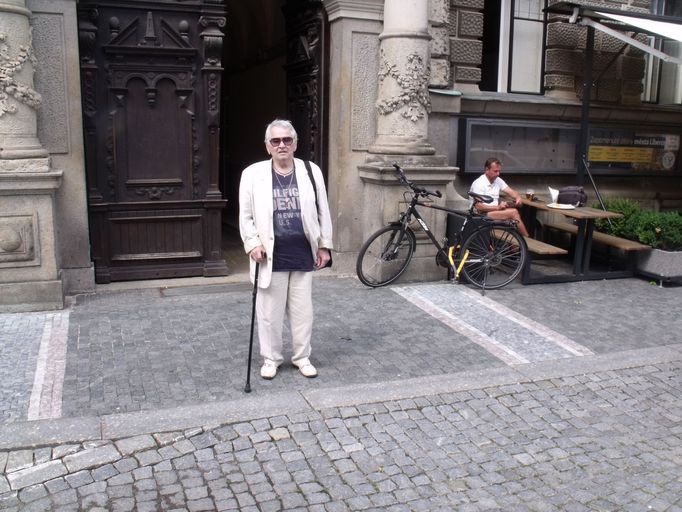 "... a před těmito vraty, pár metrů od libereckého náměstí, jsem schytal sedm kulek ze samopalu. Dodnes je mně při návštěvě tohoto místa dost těžko," říká Petr Šída.