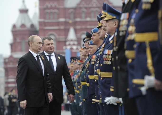 Russian President Vladimir Putin (L) and acting Defence Minister Anatoly Serdyukov (2nd L) inspect the Victory Parade on Moscow's Red Square May 9, 2012. Russia celebrates the 67th anniversary of victory over Nazi Germany on Wednesday. REUTERS/Alexsey Druginyn/RIA Novosti/Pool (RUSSIA - Tags: POLITICS ANNIVERSARY) THIS IMAGE HAS BEEN SUPPLIED BY A THIRD PARTY. IT IS DISTRIBUTED, EXACTLY AS RECEIVED BY REUTERS, AS A SERVICE TO CLIENTS Published: Kvě. 9, 2012, 9:58 dop.