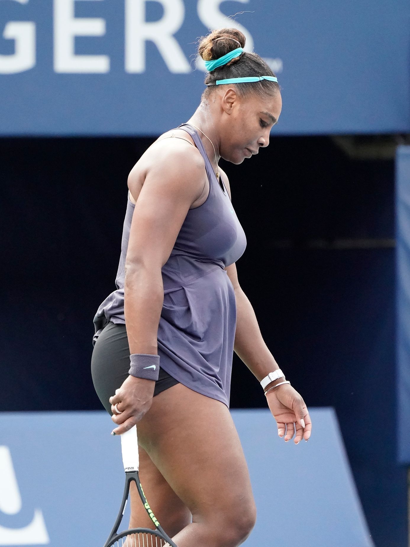Serena Williamsová ve finálovém utkání na turnaji v Torontu, který musela vzdát kvůli bolestem zad