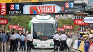 Na letošní jubilejní Tour de France se sice etapy nerušily, ale málem zkracovaly. Hned v té první totiž pořadatelé na Korsice, kde startovala "Stará dáma" poprvé v historii museli řešit hodně velkou nepříjemnost - na cílové rovince zaparkoval týmový autobus stáje Orica-GreenEDGE. To by nebyl takový problém, pokud by do něj neměli pár minut na to dorazit cyklisté. Autobus se sice z nepříjemností dostal, už tak nervózní peloton ale na toto doplatil několika pády. S postupem času si ale všichni z této situace dělali legraci...