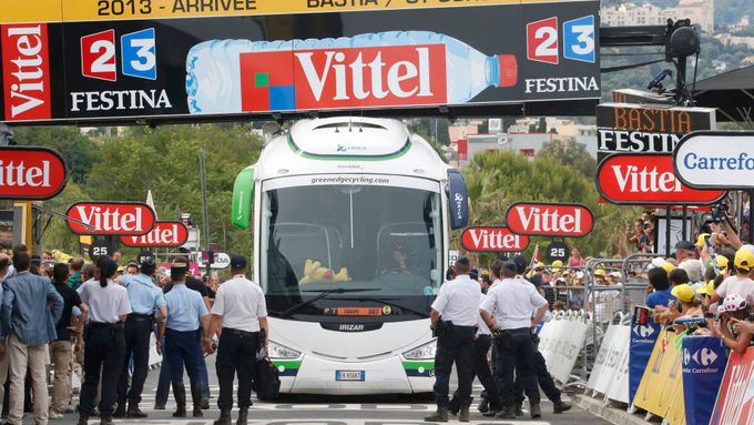 Zaparkovaný autobus v cíli první etapy  Tour de France 2013 a hromadný pád favoritů