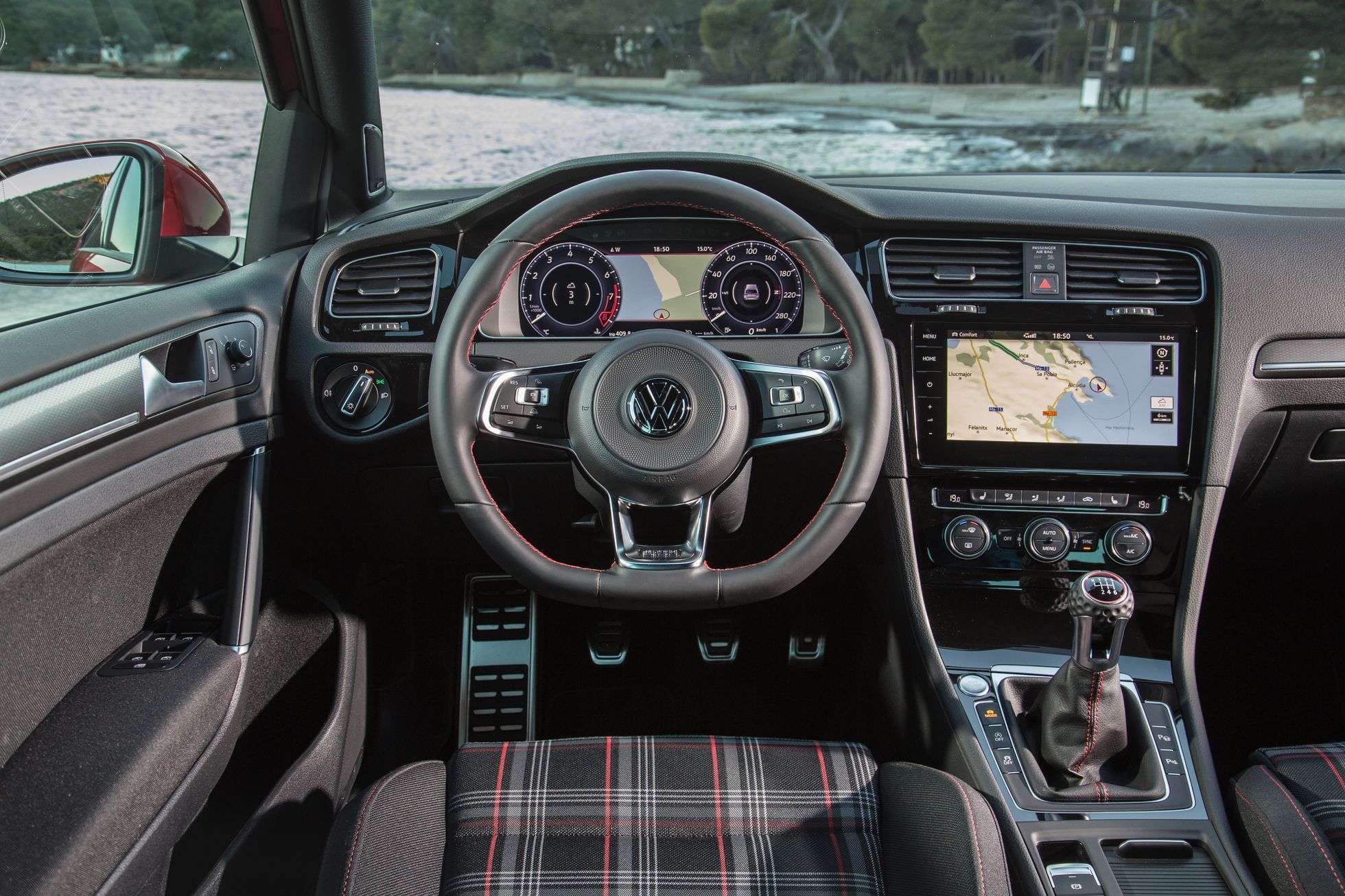 Volkswagen Golf GTI Performance 2017 - přístrojovka