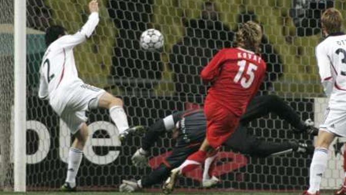 Radoslav Kováč ze Spartaku Moskva (v červeném) dává gól do sítě gólmana mnichovského Bayernu Olivera Kahna.