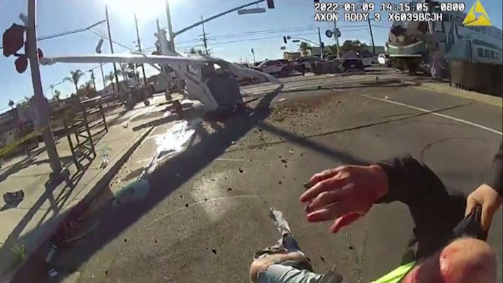 Tři sekundy od smrti. Pilota vytáhli z letadla, za okamžik jeho stroj rozmetal vlak; Zdroj foto: Reuters