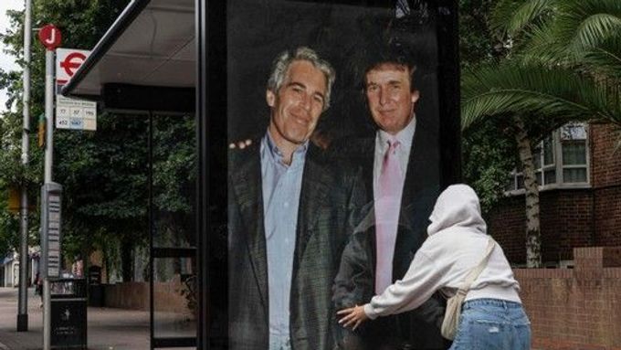 Plakát Jeffreyho Epsteina a Donalda Trumpa vyvěšený aktivisty poblíž ambasády USA v Londýně.