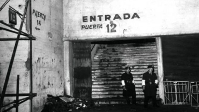 Brána číslo 12 stadionu El Monumental, u níž v roce 1968 zemřelo po utkání River Plate - Boca Juniors v tlačenici 71 fanoušků
