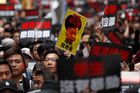Obyvatelé protestují kvůli zákonu, který by umožnil vydávat osoby podezřelé z trestné činnosti do zemí, s nimiž Hongkong ještě nemá uzavřeny vydávací smlouvy - tedy i do pevninské Číny.