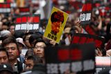 Obyvatelé protestují kvůli zákonu, který by umožnil vydávat osoby podezřelé z trestné činnosti do zemí, s nimiž Hongkong ještě nemá uzavřeny vydávací smlouvy - tedy i do pevninské Číny.