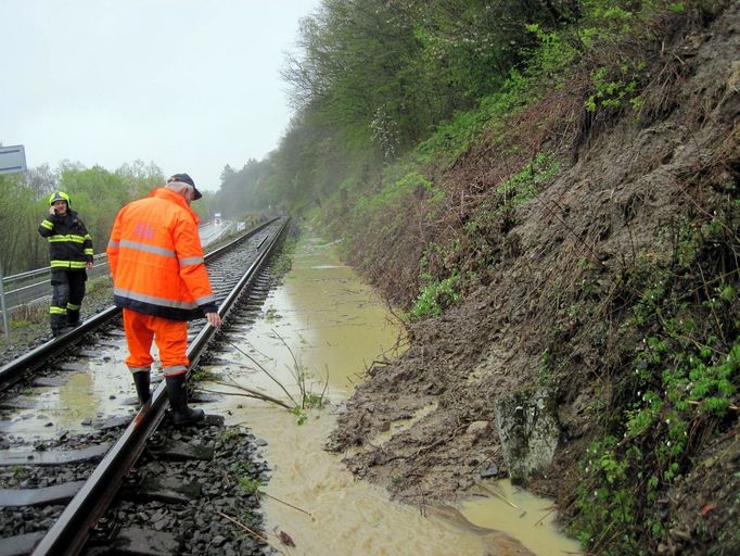 Odplavování břehu nad železniční tratí u obce Ústí na Vsetínsku.