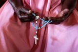 Nezbytný křížek. Katolická mše v Port-au-Prince.