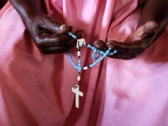 Nezbytný křížek. Katolická mše v Port-au-Prince.