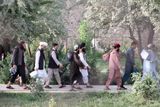 Na snímku z 13. srpna Tálibánci opouští věznici poté, co hnutí převzalo moc v zemi.