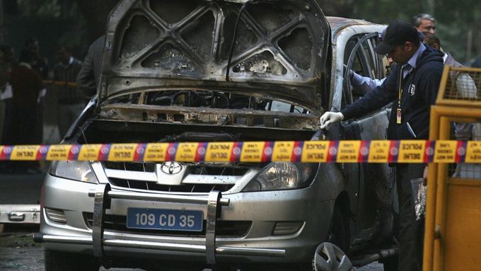 Zničený izraelský diplomatický vůz v Dillí.