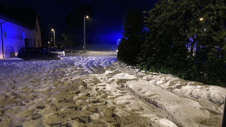 Město na jižní Moravě zasypaly kroupy, vytvořily vrstvu vysokou 40 centimetrů; Zdroj foto: HZS Jihomoravského kraje
