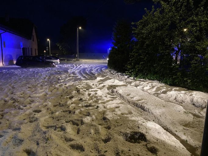 Silnice v Olešnici pokryla místy souvislá vrstva krup, hasiči řeší průjezdnost.