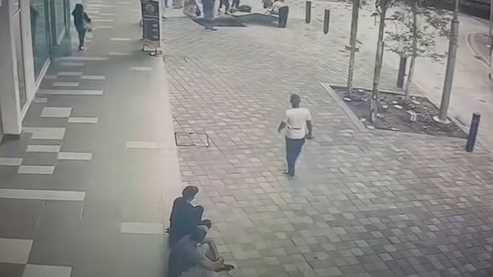 Ženu v Malajsii pohltila zem, propadl se s ní chodník. Záchranáři ji stále hledají