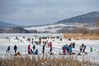 Lidé na zamrzlé vodní nádrži Lipno nedaleko města Horní Plané. Ilustrační snímek