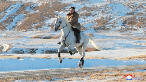 Kim Čong-un na bílém koni. Severokorejský vůdce opět zdolal "posvátnou" horu