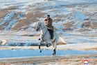 Na bílém koni zasněženou krajinou. KLDR zveřejnila fotky Kima na "posvátné" hoře
