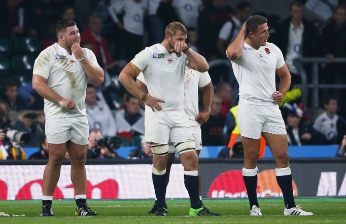 Rugby Union - England v Australia - IRB Rugby World Cup 2015 Pool A - Twickenham Stadium, London, England - 3/10/15England's Chris Robshaw (C) looks dejected at the end o