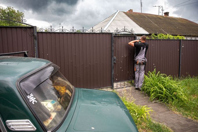 Obec Marhanec na břehu Dněpru. Na druhé straně řeky stojí Záporožská jaderná elektrárna, kterou toho času kontrolují Rusové.