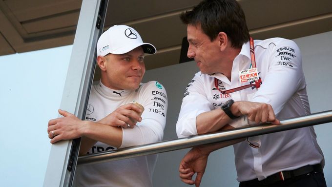 V Monaku se na sebe Valtteri Botats a Toto Wolff usmívali, v Soči měl ale šéf Mercedesu Finovi co vysvětlovat.