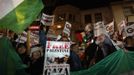 Pro-Palestinian demonstrators protest outside Israel's embassy in central London November 15, 2012. Israeli aircraft attacked targets throughout the Gaza Strip on Thursday night, unleashing dozens of strikes in swift succession according to Reuters witnesses. REUTERS/Stefan Wermuth (BRITAIN - Tags: SOCIETY POLITICS CIVIL UNREST) Published: Lis. 15, 2012, 9:37 odp.