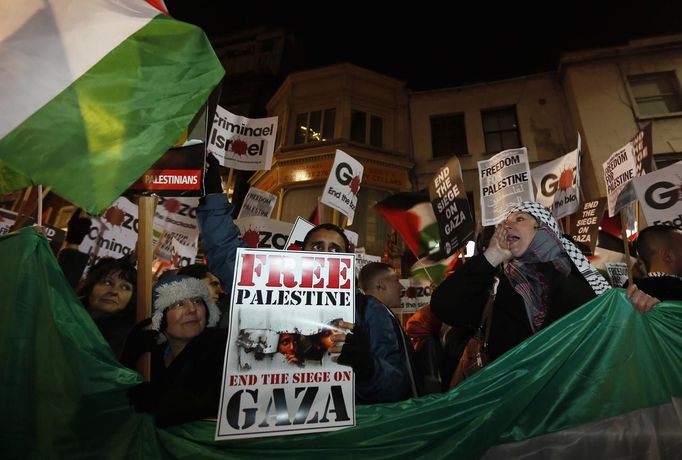 Pro-Palestinian demonstrators protest outside Israel's embassy in central London November 15, 2012. Israeli aircraft attacked targets throughout the Gaza Strip on Thursday night, unleashing dozens of strikes in swift succession according to Reuters witnesses. REUTERS/Stefan Wermuth (BRITAIN - Tags: SOCIETY POLITICS CIVIL UNREST) Published: Lis. 15, 2012, 9:37 odp.