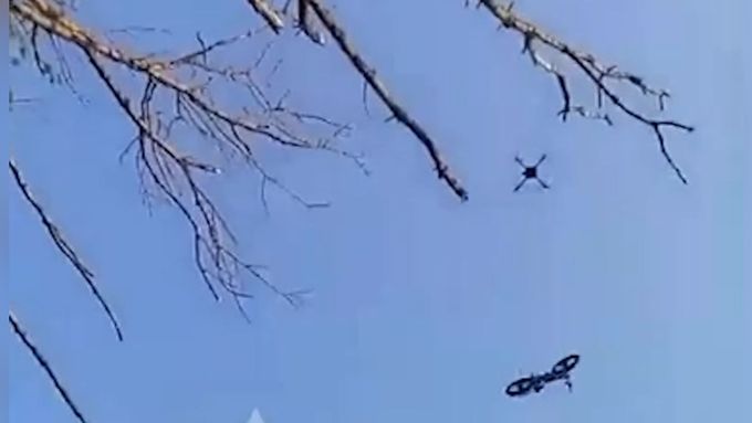 Vojákovi seslali na pomoc k evakuaci elektrokolo pomocí dronů