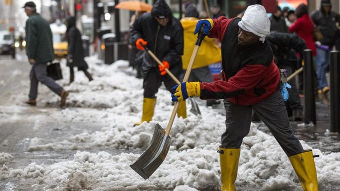 Foto: USA sužují sníh a mráz, ze silnic jsou kluziště