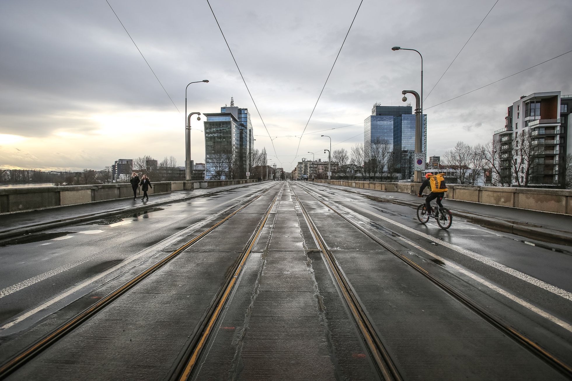 Libeňský most uzavřen, první den