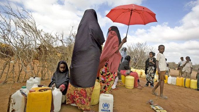 Somálští uprchlíci v uprchlickém táboře v Keni musejí každý den čekat dlouhé fronty na pitnou vodu