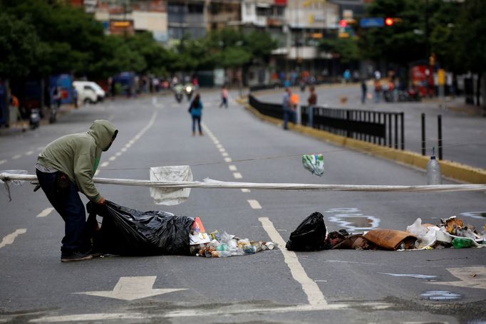 Ulice měst ve Venezuele se před chystanou celodenní stávkou vyprázdnily.