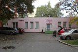 Pink Crocodile School se nachází na sídlišti v pražských Letňanech. Dříve tu bývala restaurace.