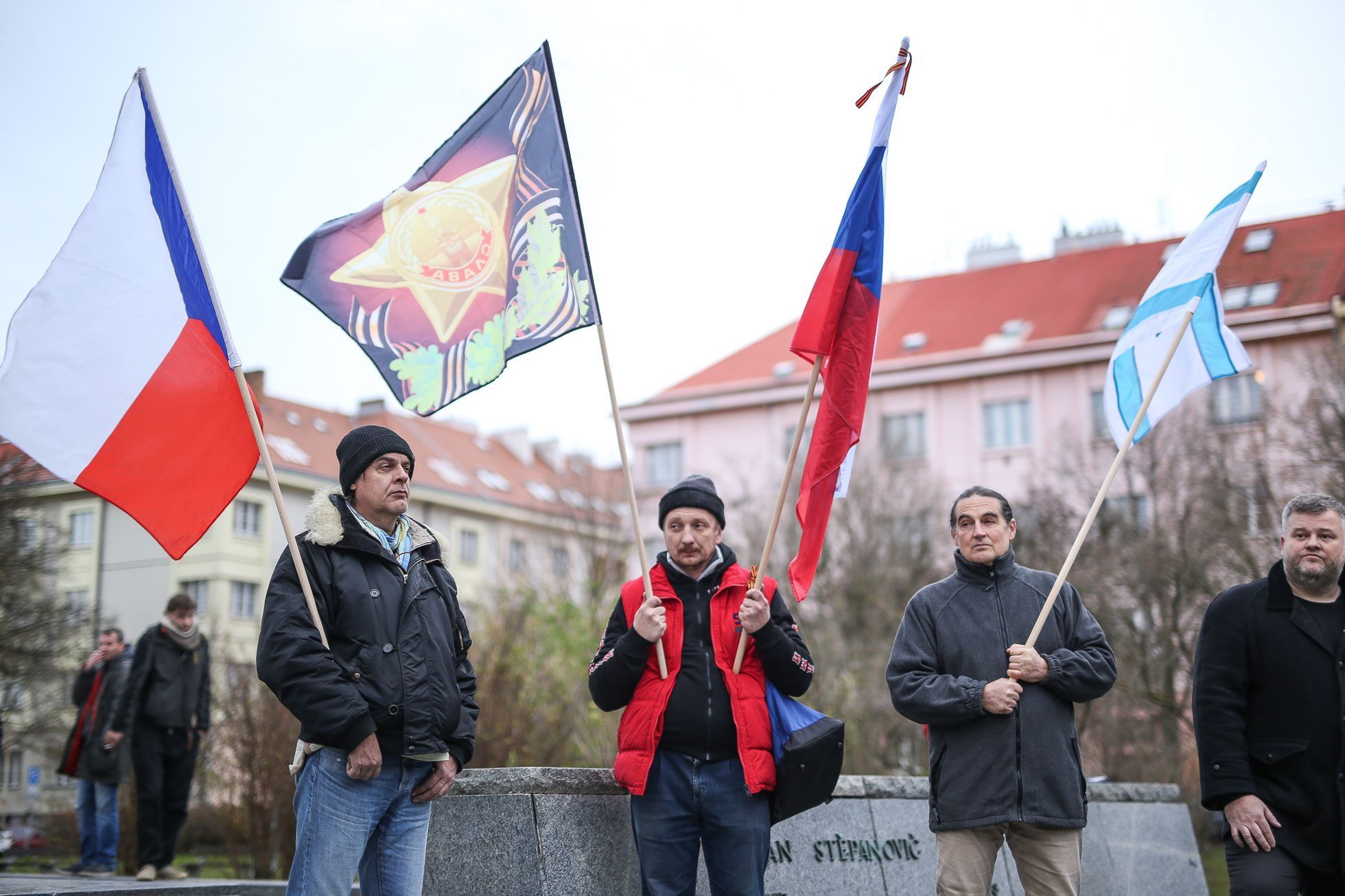 Protest proti vysvětlující tabulce u sochy maršála Koněva - pořádala KSČM