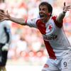Útočník Slavie - Goce Toleski - mává po veliké šanci z kraje utkání rukama a nechápe, jak mohl minout bránu.