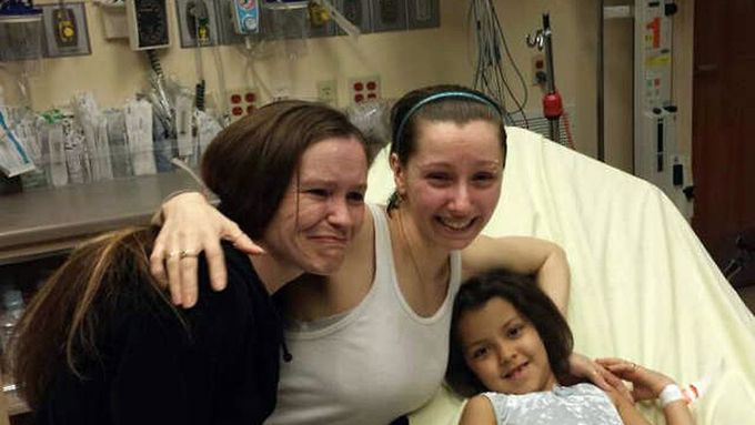 Amanda Berryová (uprostřed) v nemocnici, kde se po 10 letech setkala se svou sestrou (vlevo).