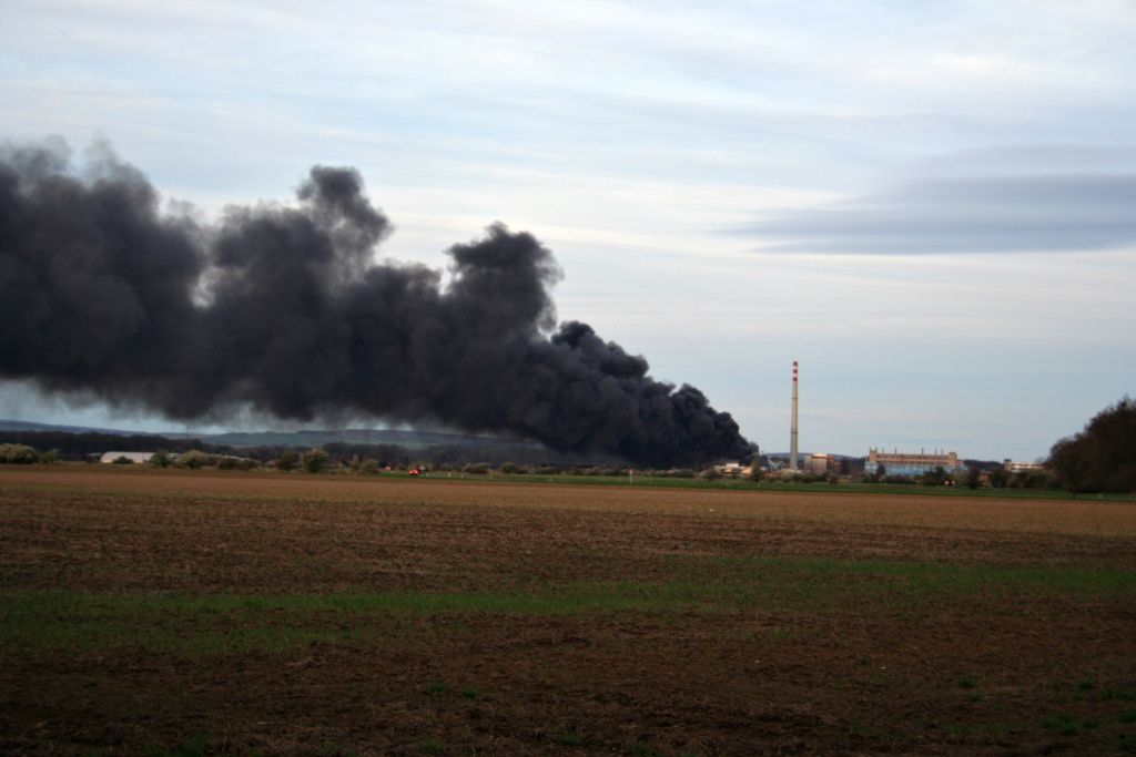 Požár výrobny plastů v Chropyni na Kroměřížsku
