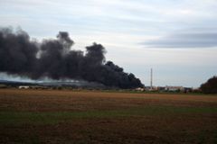 Obří požár v Chropyni se nedaří dostat pod kontrolu