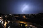 Ve městech, kde veřejné osvětlení moc nefunguje nebo skoro neexistuje, jsou blesky obzvlášť působivou podívanou.