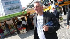 Lídr kandidátky ODS Jan Zahradil ještě v pátek před otevřením volebních místností rozdával letáky
