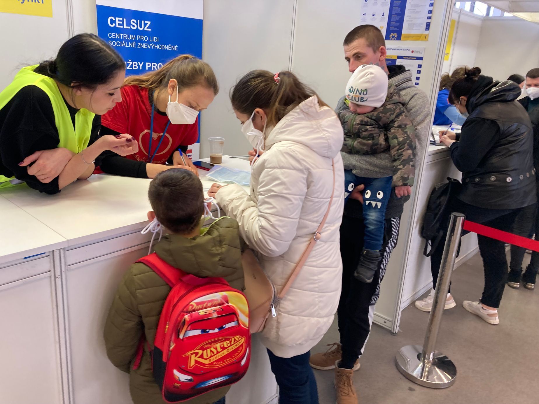 Každý z uprchlíků, který přijde do centra pomoci v Brně, musí nejdříve vyplnit osobní údaje, včetně kontaktu na sebe.