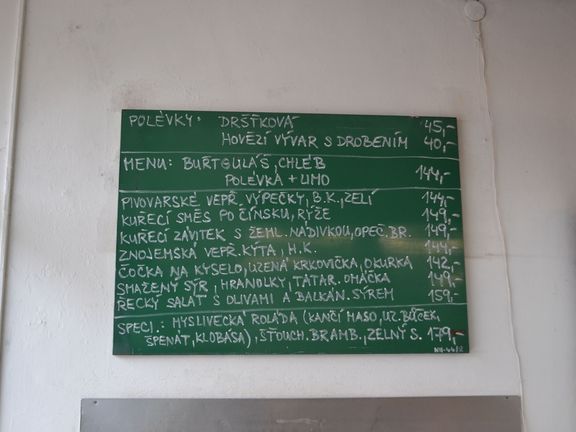 Během naší návštěvy z tabule jako první zmizel kuřecí závitek.